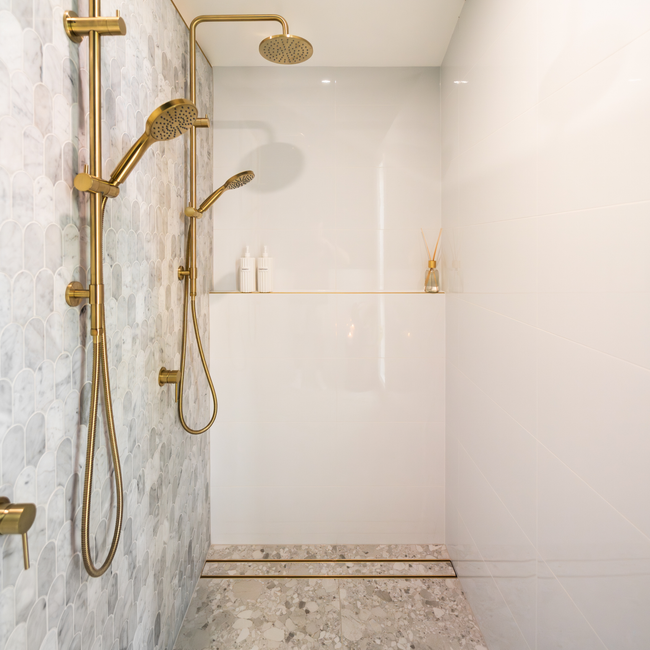 Carrara Marble Arch/Long Fish Scale Mosaic